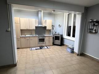 <h1><span>Inkomhall; living; leefkeuken ingericht met afwasbak, oven, frigo, inductiekookplaat, frigo en kasten; badkamer met ligbad en lavabomeubel; wasplaats; afzonderlijk W.C.; berging</span></h1><h1><span>Verdiep: 2 slaapkamers en dressingruimte/bureau</span></h1><h1><span>Inrichtbare zolder met vaste trap</span></h1><h1><span>Kelder</span></h1><h1><span>Afgesloten tuin met tuinberging</span></h1><p><span> </span></p>