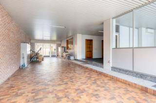 Bent u op zoek naar een uniek pand waar wonen en werken hand in hand gaan? Dit ruim huis met bijbehorend magazijn in Boom biedt tal van mogelijkheden voor zelfstandigen of wie nood heeft aan extra opslagruimte. Dit vastgoed is strategisch gelegen en biedt een uitstekende visibiliteit. <br /><br />Huisindeling:   <br />Gelijkvloers: .<br />- Ingang naar handelsruimte <br />- Bureauruimte 1<br />- Bureauruimte 2<br />- Sanitair<br />- Tuin<br /><br />- Magazijn: Grote open ruimte met hoge inrijpoort, ideaal voor stockage of atelier.<br /><br />Eerste verdiep: <br />- Gang<br />- Ruime woonkamer<br />- Ingerichte keuken en toegang tot het terras<br />- Badkamer met douchebad en toilet <br />- Slaapkamer 1<br />- Slaapkamer 2<br /><br />Tweede verdieping: <br />Ruime zolder met potentieel voor 2 extra kamers.  <br /><br />Verder is er ook een droge kelder aanwezig<br /><br />Troeven:<br />- Oprit voor meerdere wagens<br />- Combinatie van privé woonst en professionele ruimte.<br />- Stevige constructie met veel lichtinval.<br />- Centrale ligging in de regio Boom.  <br />- Er wordt een conforme elektrische keuring afgeleverd bij akte<br /><br />Het pand in de Kerkhofstraat is vlot bereikbaar via de A12 en E19, waardoor steden zoals Antwerpen en Brussel snel te bereiken zijn. Ook het openbaar vervoer en diverse winkels in het centrum van Boom liggen op wandelafstand.<br /><br />Bent u geïnteresseerd in dit vastgoed te koop in 2850 Boom? Aarzel dan niet om contact met ons op te nemen.<br />Wenst u uw eigendom ook te koop of te huur te stellen? Steeds tot uw dienst om u verder te helpen met al uw vragen over vastgoed!<br /><br />Bestuursmaatregelen in het maatregelenregister: nee