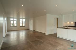 Deze nieuwbouwwoning is gelegen in het landelijke Sint-Denijs-Boekel en omvat alle hedendaags comfort.<br /><br />Afgewerkt met uiterst duurzame materialen, zonnepanelen en vloerverwarming. Woning omvat inkomhal met bezoekerstoilet, zeer ruime en zonrijke leefruimte met open ingerichte keuken met aansluitend ruime berging. Zonrijk terras met aangename en makkelijk te onderhouden tuin. Bovenverdieping omvat 3 slaapkamers, apart toilet en ingerichte badkamer met ligbad, douche en dubbel lavabomeubel. Vaste trap naar zolderverdiep met extra niet afgewerkte kamer (voor stockage) en technische ruimte. <br /><br />Troeven: zeer energiezuinig, volledig aangelegde tuin, volledig geschilderd en voorzien van lichtarmaturen en gordijnen. <br />Op slechts 1,3km van het station van Sint-Denijs-Boekel en Zwalm. <br /><br />Beschikbaar vanaf 1 november 2026.<br /><br />Voor meer informatie bel Stefanie op het nummer 055/59 50 10 of mail Stefanie@vastgoedbrowaeys.be.