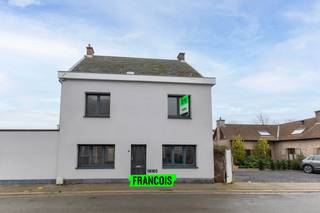 Op een boogscheut van centrum Oudenaarde bieden wij u deze woning te koop aan. Doorheen de jaren werden al heel wat werken uitgevoerd waaronder...