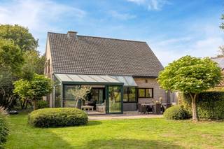 Op zowel +/- 300m van het dorp als op +/- 300m van de Halse bossen gelegen.<br />Ruim en mooi aangelegd perceel met de nodige privacy en rust. Deels, achteraan, nog bebost.<br /><br />Garage met oprit. In deze garage zijn nutsvoorzieningen aanwezig.<br /><br />INDELING GELIJKVLOERS<br />Inkomhal / traphal met apart gastentoilet en vestiairekast.<br />Bureel of slaapkamer met vaste kast.<br />Leefruimte (43 m²) waar veel licht binnenvalt en er aangrenzend nog een veranda is.<br />Ingerichte keuken met aangrenzend een ontbijthoek.<br />--> Vanuit leefruimte, keuken en ontbijthoek werd gezorgd dat er altijd zicht is op de mooie tuin.<br />Ingerichte wasplaats / berging met vaste kasten. Tevens staat hier ook het toestel voor de centrale verwarming.<br /><br />INDELING VERDIEPING<br />Overloop met toegang tot 3 ruime slaapkamers. <br />Badkamer met inloopdouche, ligbad en dubbele lavabo.<br />Verder is er nog een apart toilet en een berging.<br /><br /><br />BIJZONDERHEDEN<br />Kruipkelder onder de woning.<br />Elektrische installatie is conform.<br />Alarm + brandalarm met rookmelders aanwezig.<br />CV op gas (vernieuwd +/- 2016).<br />Rolluiken (elektrisch in leefruimte + verder manueel) en vliegenhorren aanwezig.<br />224 m² bruikbare vloeropp. volgens EPC. Deze kan nog uitgebreid worden aangezien de voorschriften toelaten om 17m diep te bouwen.<br />Stedenbouwkundige inlichtingen: in aanvraag.<br /><br /><br />POSITIEVE ASPECTEN<br />Rustige en groene ligging<br />Mooi aangelegd perceel<br />Verzorgde woning