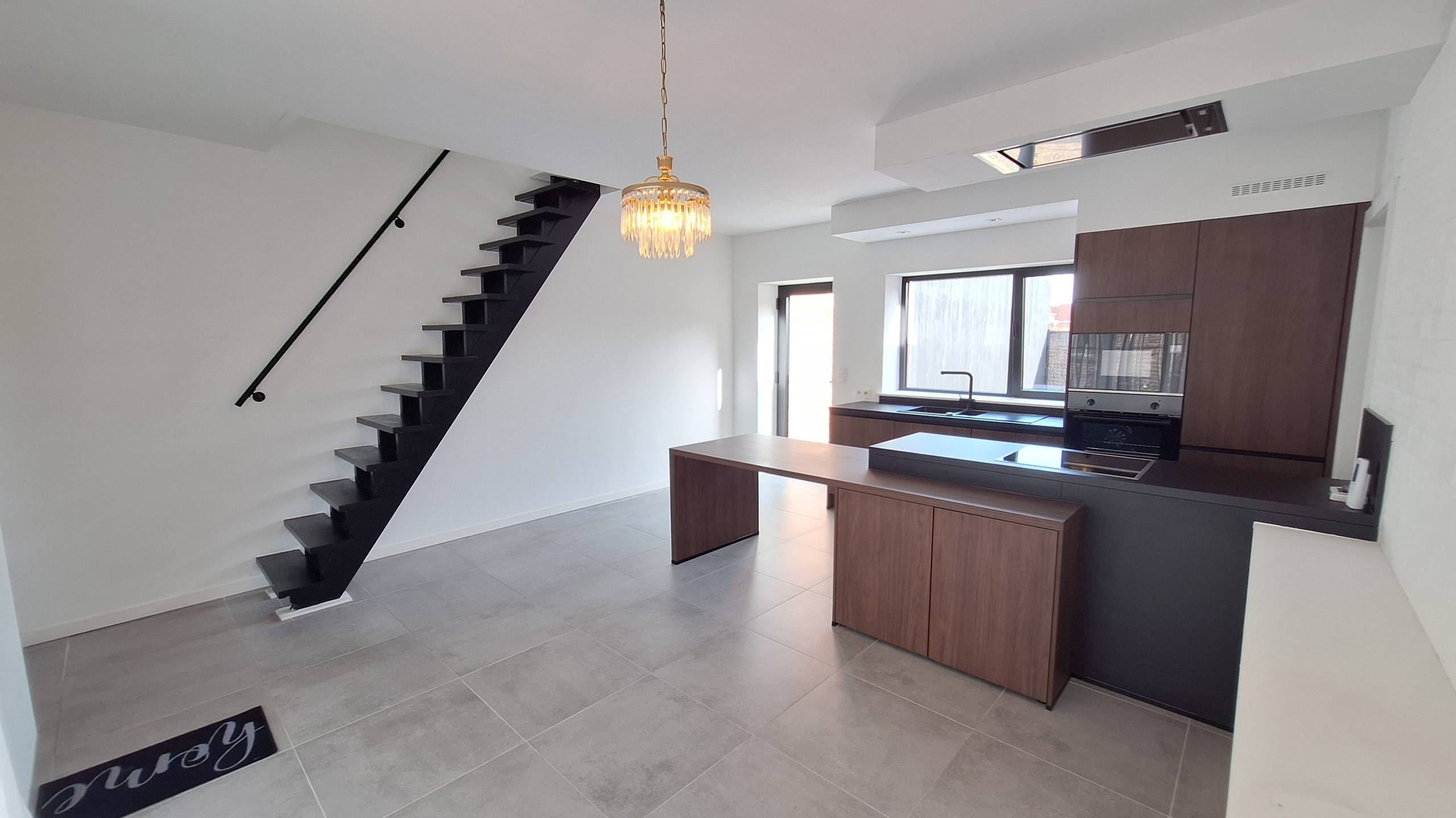 Instapklare rijwoning met 2 slaapkamers, terras met tuinperkje en kleine garage in een rustige straat in het hartje van Poperinge. - foto 2