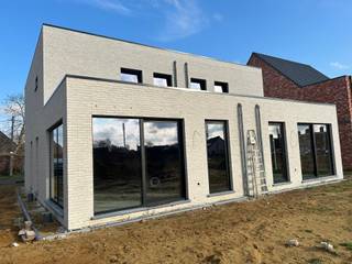<strong>4 Energiezuinige nieuwbouwwoningen in een rustige omgeving te Lille<br /></strong><br /><b>Gunstig gelegen </b>in een rustige kindvriendelijke verkaveling. Op wandelafstand van het centrum en openbaar vervoer, met een vlotte bereikbaarheid naar de omliggende gemeenten, Herentals en de autostrade <strong>E34</strong>.<b><br /></b><br /><strong>Lille</strong> is een fijne gemeente ideaal voor gezinnen, natuurliefhebbers en iedereen die de rust van het platteland wil combineren met het gemak van stedelijk leven. <b><br /><br /></b>Dit nieuwbouwproject bestaat uit <strong>vier halfopen bebouwingen met elk 3 slaapkamers</strong>.<br /><br />Het superzuinige <strong>E peil van 20 </strong>wordt behaald door gebruik te maken van de nieuwste technieken zoals een <strong>warmtepomp, vloerverwarming en -koeling, ventilatie D systeem en 10 eigen zonnepanelen alsook alu profielen.</strong> Hierdoor voldoet deze woning vandaag reeds aan de norm van morgen en bespaart u automatisch op het verbruik van uw woning.<br /><br />Voor de afwerking van keuken, sanitair en vloeren werd gekozen voor <strong>kwalitatieve leveranciers</strong> en <strong>ruime budgetten </strong>zodat u van deze woningen een echte <strong>"thuis"</strong> kan maken. Momenteel heeft u nog volledige inspraak in de afwerking van uw woning.<br /><br />Het terras over de volledige breedte van de woning, alsook de zwarte draadafsluiting rond het perceel zit eveneens vervat in de verkoopprijs. De tuin is ideaal naar het <strong>westen</strong> georiënteerd. Er werd eveneens geopteerd voor een kruipkelder onder de woning voor het gemak van eventuele toekomstige aanpassingen. <br /><br />Deze <strong>aangename, lichte en ruime woningen</strong> worden zeer degelijk en volledig afgewerkt, zo weet u perfect waar u eindigt en waar uw geluk begint!<br /><br />Ter bescherming van de koper wordt er verkocht onder de wet Breyne.