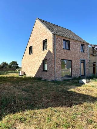Hectaar bouwt drie landelijke en energiezuinige nieuwbouwwoningen, centraal gelegen in Waarschoot (Lievegem). Hier geniet u van de rust en charme van een landelijke omgeving, terwijl u toch vlot toegang hebt tot openbaar vervoer, scholen en winkels.<br /><br /><strong>Indeling van de woning: </strong><br />Gelijkvloers: inkomhal met gastentoilet, lichtrijke leefruimte met open keuken en ruime berging. <br />Eerste verdiep: nachthal met apart toilet, 3 volwaardige slaapkamers (11,31m² - 16,03m² - 9,52m²), badkamer met ligbad, inloopdouche en dubbel lavabomeubel.<br />Zolder: toegankelijk met uitklapbare trap, grote bergruimte. <br /><br /><strong>Extra troeven: </strong>
<ul>
<li>Landelijk gelegen met ruime, zonnige tuin</li>
<li>Lucht-water warmtepomp in combinatie met vloerverwarming </li>
<li>Mogelijkheid tot plaatsen van een carport</li>
<li>Inclusief laminaat in de nachthal en slaapkamers </li>
</ul>
Interesse in deze prachtige woningen te Waarschoot?<br />Neem contact met ons op voor meer informatie of plan een afspraak in voor een bezichtiging.