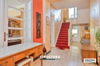 Deze ruime woning is gelegen in Mazenzele, tussen Opwijk en Asse, met een goede verbinding naar beide centra en de omliggende gemeenten. Met een bewoonbare oppervlakte van ca. 253 m² op een perceel van 4a 18ca biedt de woning veel ruimte. De beglazing, het dak, de keuken en de badkamer werden reeds vernieuwd. Indeling: Op het gelijkvloers komt u binnen via een ruime inkomhal. De woning beschikt verder over een aangename leefruimte, een vernieuwde keuken, veranda en garage. Daarnaast is er een kelder die voor extra bergruimte zorgt. Op de verdieping bevinden zich twee ruime slaapkamers van ca. 16,5 m² en 20 m² en de vernieuwde badkamer. De zolderverdieping omvat een derde slaapkamer en een grote open ruimte die als 4e kamer ingericht kan worden (zolderverdiep = 45 m²). Karakteristieken: * 253 m² bewoonbare oppervlakte* Perceel van 4a 18ca* 3 (+1) ruime slaapkamers * Garage* Veranda en kelder* Dak en beglazing vernieuwd* Vernieuwde keuken en badkamer* EPC-label D* Gelegen in Mazenzele, tussen Asse en Opwijk* Goede verbindingen naar omliggende gemeentenEen ruime woning met reeds verschillende belangrijke vernieuwingen achter de rug en veel beschikbare woonoppervlakte, ideaal voor wie op zoek is naar een gezinswoning met drie tot vier slaapkamers.Contacteer ons voor meer info of een bezoek op info@structura.be of 02/460.80.46