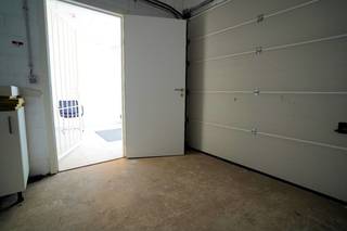 <strong>Op een absolute toplocatie aan de levendige Bredabaan 342 in Brasschaat bevindt zich dit uitzonderlijk ruime handelsgelijkvloers met een totale oppervlakte van maar liefst 369 m².</strong> Dankzij de commerciële ligging en de royale gevelbreedte geniet uw onderneming hier van maximale passage en visibiliteit. Het pand leent zich perfect voor uiteenlopende doeleinden, gaande van detailhandel en showroom tot een vrij beroep of kantoorfunctie. Een bijzondere troef is de achtergelegen parkeergelegenheid: bij het pand horen twee ruime garageboxen die elk plaats bieden aan twee wagens, waardoor u over vier volwaardige private parkeerplaatsen beschikt – een zeldzaam gemak op deze centrale as.<br /><strong>Dit handelspand is beschikbaar vanaf 1 november 2026 voor een maandelijkse huurprijs van € 4.750, vermeerderd met een provisie van € 250 per maand voor de algemene kosten.</strong> De onroerende voorheffing is ten laste van de huurder (ter indicatie: € 2.850 voor het aanslagjaar 2025). Een unieke kans voor wie zoekt naar royale oppervlakte, representatieve uitstraling en zorgeloos parkeren op een van de meest gewilde commerciële locaties van Brasschaat.