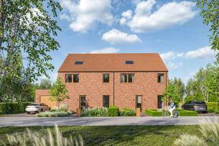 In een rustige straat in het landelijke <strong>Bierbeek</strong> wordt binnenkort deze <strong>stijlvolle halfopen nieuwbouwwoning</strong> gerealiseerd op een royaal perceel van ca. <strong>8,5 are</strong>. De woning combineert <strong>moderne architectuur</strong> met een <strong>warme landelijke uitstraling</strong>, waardoor ze perfect past in het groene karakter van de omgeving.<br /><br />Binnenin valt de woning op door haar <strong>heldere ruimtes en slimme indeling</strong>. Op het gelijkvloers geniet je van een <strong>ruime leefkeuken en woonkamer met veel lichtinval</strong> en een mooi zicht op de tuin. Op de verdieping zijn standaard <strong>3 comfortabele slaapkamers</strong> voorzien, maar er is ruimte om dit uit te breiden tot <strong>5 kamers</strong> – ideaal voor wie extra slaapruimte, een bureau of hobbykamer nodig heeft. Daarnaast zijn er <strong>twee volwaardige badkamers</strong>, wat de woning bijzonder geschikt maakt voor gezinnen.<br /><br />De <strong>afwerking van keuken, badkamers en vloeren</strong> kies je zelf, zodat je het interieur volledig kan laten aansluiten bij jouw smaak en woonstijl.<br /><br />Ook op het vlak van energie en comfort zit je hier goed: de woning wordt uitgerust met een <strong>warmtepomp, zonnepanelen, ventilatiesysteem D</strong> en <strong>regenwaterrecuperatie</strong>. Zo combineer je <strong>moderne luxe</strong> met <strong>lage energiekosten</strong> en een kleinere ecologische voetafdruk.<br /><br />Met haar <strong>uitstekende ligging, duurzame technieken en royale ruimtes</strong> is dit een ideale plek om een <strong>kwalitatief en toekomstgericht thuis</strong> te creëren.<br /><br />Deze woning presteert <strong>beter dan energie-neutraal</strong>: we leveren standaard op met een <strong>E-peil lager dan 0</strong>. Dat betekent meer comfort, lagere energiekosten en een woning die klaar is voor de toekomst. Je geniet niet alleen van een toekomstgerichte, energiezuinige woning, maar ook van een <strong>fiscaal voordeel</strong>: slechts <strong>6% BTW</strong> op de constructie in plaats van 21%!<br /><br />👉 <strong>Interesse?</strong><br />Neem vandaag nog contact op voor meer informatie. Deze woning in Bierbeek biedt een <strong>unieke kans voor wie ruimte, comfort en een groene omgeving</strong><strong> zoekt.</strong>