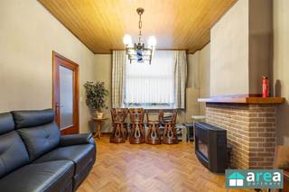 <p><span>In een </span><span>rustige en kindvriendelijke straat in Hoboken</span><span> bevindt zich deze te renoveren woning met </span><span>140 m² bewoonbare oppervlakte</span><span>. Een ideale opportuniteit voor wie op zoek is naar een ruime woning die volledig naar eigen smaak kan worden gebracht.</span></p><p><span> </span></p><p><span>De woning beschikt over:</span></p><p><span> </span></p><ul><li><span>3 volwaardige slaapkamers</span></li><li><span>Praktische indeling</span></li><li><span>EPC: E – 494 kWh/m² (renovatieverplichting van toepassing)</span></li><li><span>Een leuke ligging nabij winkels, scholen, openbaar vervoer en diverse invalswegen</span></li></ul><p><span> </span></p><p><span>Deze woning biedt enorm veel potentieel voor wie bereid is erin te investeren. Perfect voor starters, gezinnen of renovatieprojecten.</span></p><p><span> </span></p><p><span>Voor meer informatie kan u terecht bij Area Partners. </span><span>Info@area.be </span><span>of </span><span>03/284.60.60.</span><span> </span></p><p><span> </span></p>