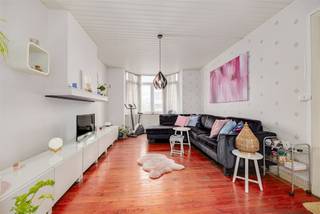 <p><span>Dit </span><span>appartement </span><span>is gelegen in een kleinschalig gebouw aan de Stenenbrug in </span><span>Antwerpen Borgerhout</span><span>. Tal van </span><span>winkels</span><span>, het </span><span>openbaar vervoer</span><span> en </span><span>belangrijke invalswegen</span><span> vind je in de directe omgeving en op nog geen 15 minuten bereik je het </span><span>centrum van de stad</span><span>. </span></p><p><span> </span></p><p><span>Met enkele kleine ingrepen kan dit appartement worden omgevormd tot een waar pareltje. </span></p><p><span> </span></p><p><span>Indeling</span></p><p><span>- ruime woonkamer en eetkamer </span></p><p><span>- keuken</span></p><p><span>- slaapkamer 1 </span></p><p><span>- slaapkamer 2 ligt acxhter slaapkamer 1, momenteel ingericht als grote was- en strijkkamer</span></p><p><span>- badkamer met zitbad, toilet en lavabo</span></p><p><span> </span></p><p><span> </span></p><p><span>Troeven</span></p><p><span>- centrale ligging vlakbij Antwerpen centrum</span></p><p><span>- kleinschalig gebouw met lage gemeenschappelijke kosten</span></p><p><span>- zeer charmante stijl</span></p><p><span> </span></p><p><span>Dit pand kan onderhevig zijn aan de renovatieverplichting die door de Vlaamse overheid wordt opgelegd voor residentiële gebouwen. Consulteer voor meer informatie de website van het Vlaams Energie- en Klimaatagentschap via <span>https://www.energiesparen.be/renovatieverplichting-residenti%C3%ABle-gebouwen-2023</span></span></p><p><span> </span></p><p><span>Ben jij geïnteresseerd in dit appartement te koop in Antwerpen Borgerhout, ben je op zoek naar ander vastgoed, een investering of wens je de waarde van jouw eigendom te kennen? Dan ben je bij BOLT immo aan het juiste adres! Wij helpen jou graag verder.</span></p><p><span> </span></p>