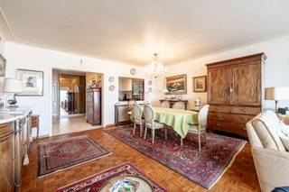 À vendre en exclusivité : Appartement à rénover situé au premier étage d’un immeuble iconique entièrement rénové, idéalement situé dans le Zoute...