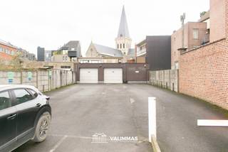 VALIMMAS verkoopt in het volle centrum van Asse deze welgelegen (project)grond... 

Gelegen binnen het Bijzonder Plan van Aanleg ‘BPA Kerk’ dd 29/08/2005	
→ deels in zone 3 – “aaneengesloten of gesloten bebouwing” en deels in “zone voor koeren en achtergebouwen”   
→ bestemd voor functies als wonen (woningen of appartementen, handel, dienstverlening)   
→ hoofdgebouwen: 3 bouwlagen (gelijkvloers + 2 verdiepingen) en kroonlijsthoogte 8,50 à 9,00m   
→ maximaal 3 woonlagen met maximaal 1 extra woonlaag onder het dakvolume    
→ afzonderlijke woongelegenheden in het dakvolume zijn toegelaten (max 1 woonlaag)   
→ zone voor koeren en achterbouwen bestemd voor berg- of werkplaatsen, winkels, burelen   

Bovenstaande is een beknopte oplijsting van de voornaamste bepaling uit het BPA. De volledige tekst is op eenvoudige aanvraag te bekomen. Deze info wordt enkel ten informatieve titel verstrekt; een toekomstig bouwproject is steeds onderhevig aan het nog bekomen van een stedenbouwkundige vergunning.    