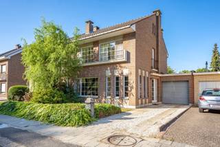 Bent u op zoek naar een ruime gezinswoning met veel potentieel en een aangename tuin? Deze halfopen woning aan de Bremboslei in Ekeren biedt een verrassend ruime indeling, veel lichtinval en tal van mogelijkheden om ze volledig naar eigen smaak in te richten.
Via de inkomhal met gastentoilet betreden we de woning. De ruime leef- en eetkamer genieten dankzij de grote raampartijen van veel natuurlijk licht en bieden voldoende plaats voor zowel een gezellige zithoek als een volwaardige eetruimte. Aansluitend bevindt zich de veranda, een fijne extra leefruimte met een mooi zicht op de tuin.
De aparte keuken is praktisch ingericht en sluit aan op de overige leefruimtes. Verder beschikt de woning over een inpandige garage, die niet alleen plaats biedt aan de wagen, maar ook voor extra bergruimte zorgt.
Op de eerste verdieping bevinden zich drie slaapkamers. Ook hier zorgen de grote raampartijen voor aangename, lichte ruimtes. Daarnaast is er een badkamer aanwezig. De zeer ruime zolder biedt heel wat bijkomende opslagruimte en interessante mogelijkheden naar verdere invulling.
Extra bergruimte vinden we in de kelder. De woning is onderkelderd en biedt hierdoor heel wat praktische opslagmogelijkheden.
Buiten is het heerlijk vertoeven in de diepe, groene en volledig omheinde tuin. Dankzij de volwassen beplanting geniet u hier van veel privacy. Het terras en de veranda zorgen bovendien voor een mooie verbinding tussen binnen en buiten.
De woning is degelijk en ruim opgevat en biedt tegelijk de mogelijkheid om ze verder te moderniseren naar eigen smaak. Een interessante opportuniteit voor wie op zoek is naar ruimte, een inpandige garage, een grote tuin en een aangename ligging in Ekeren.
