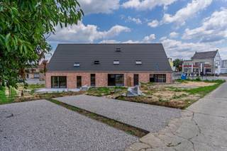Geniet van de perfecte balans tussen toekomstgericht wonen, comfort en bereikbaarheid nabij centrum Ninove!LIGGINGOntdek deze prachtige...