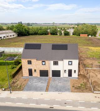 Hectaar bouwt twee halfopen woningen in Wingene. Deze zijn uitgerust met een lucht-water warmtepomp, wat resulteert in een aanzienlijk lagere energierekening en een duurzame woonomgeving. <br />De woningen worden gebouwd op een perceel van 6a13ca (lot 01) en 5a44ca (lot 02) en bieden een bewoonbare oppervlakte van 154,36m². Dankzij de doordachte indeling, grote ruimtes en lichtrijke leefomgeving geniet u hier van maximaal wooncomfort. <br /><br /><strong>Extra troeven van de woningen:</strong>
<ul>
	<li>Op een steenworp van het centrum</li>
	<li>Vloerverwarming in combinatie met lucht-water warmtepomp</li>
	<li>3 volwaardige slaapkamers</li>
	<li>Inpandige garage voorzien met een elektrische garagepoort</li>
	<li>Ruime percelen voorzien van omheining en een volledig aangelegde tuin (oprit, terras, grasmatten)</li>
</ul>
Graag meer informatie?<br />Neem contact met ons op voor meer informatie of plan een afspraak in voor een bezichtiging. 