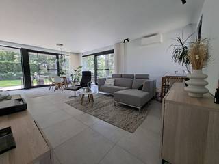 Deze prachtige BEN-woning uit 2022, met een uitzonderlijk laag E‑peil van 11, biedt een unieke combinatie van modern wooncomfort, hoogwaardige afwerking en een uiterst rustige ligging vlak bij het centrum van Malle. De woning bevindt zich helemaal achteraan het woonerf, waardoor je hier geniet van een oase van rust en volledige privacy, terwijl winkels, scholen en andere voorzieningen toch binnen handbereik liggen. Het is de ideale plek voor wie centraal wil wonen zonder in te boeten aan privacy.<br /><br />Bij het binnenkomen word je meteen verwelkomd door een ruime, lichtrijke leefruimte waar grote raampartijen het zonlicht overvloedig binnenlaten en een prachtig zicht bieden op de zuid-gerichte tuin. De open keuken vormt het hart van de woning en is uitgerust met kwalitatieve toestellen en duurzame materialen, perfect voor wie houdt van koken en gezellig samenzijn. Doorheen de woning zijn ingebouwde kasten voorzien, wat zorgt voor een strakke uitstraling en een overvloed aan praktische opbergruimte.<br /><br />De woning beschikt over drie volwaardige slaapkamers, ideaal voor gezinnen, thuiswerkers of wie graag een extra hobbyruimte heeft. De ruime badkamer is stijlvol ingericht en biedt alle hedendaags comfort, aangevuld met twee afzonderlijke toiletten. Dankzij de nieuwe airco-installatie uit 2026 geniet je in elke ruimte van een aangenaam binnenklimaat, het hele jaar door.<br /><br />Op energetisch vlak scoort deze woning bijzonder hoog. Het BEN‑karakter, de uitstekende isolatie en de zonnepanelen zorgen voor een zeer lage energiefactuur en maken van deze woning een toekomstgerichte en duurzame investering. Buiten vind je een volledig aangelegde, zuidoostgerichte tuin met een ruim terras waar je van ’s morgens tot ’s avonds van de zon kunt genieten. De tuin grenst aan de rustige wijk Scherpenberg en biedt volledige privacy, waardoor je hier een uitzonderlijk gevoel van rust en natuur ervaart.<br /><br />Tot slot beschikt de woning over een ruime garage en buiten parkeergelegenheid voor twee wagens.