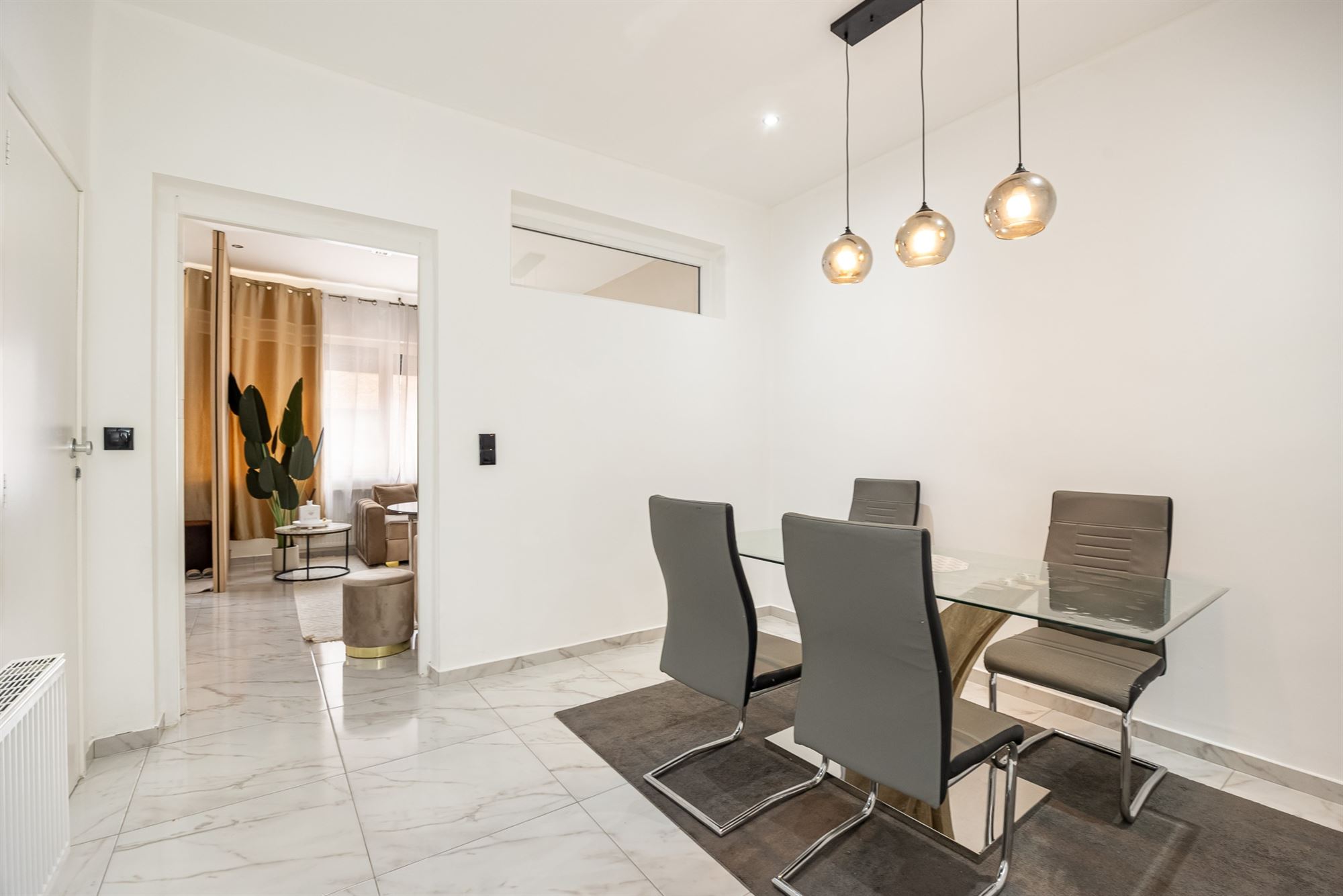 Gerenoveerde woning met drie slaapkamers en terras - foto 2