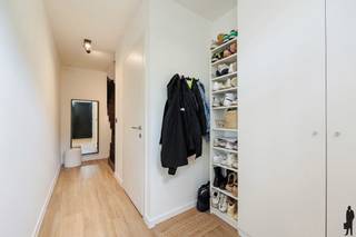 Tijdloze architectuur, licht en comfort op een toplocatie<br /><br />In één van de meest gegeerde residentiële verkavelingen van Melsele bevindt zich deze stijlvolle gezinswoning met een bewoonbare oppervlakte van 185 m². De groene, rustige woonomgeving en de kwalitatieve architectuur maken deze locatie bijzonder geliefd.<br /><br />Bij het binnenkomen valt meteen de overvloedige lichtinval op. De open leefruimte vormt samen met de volledig uitgeruste keuken met kookeiland het hart van de woning. Grote raampartijen geven uit op het terras en de fraai aangelegde, volledig omheinde tuin. Dankzij de noordwestelijke oriëntatie geniet deze buitenruimte van zon tot in de avond.<br /><br />De woning beschikt over vier volwaardige slaapkamers en twee badkamers, verdeeld over twee verdiepingen. Daarnaast zorgen een wasruimte en extra bergruimte op elke verdieping voor optimaal dagelijks comfort.<br /><br />Ook op energetisch vlak scoort de woning uitstekend dankzij de aanwezigheid van 10 zonnepanelen, goed voor een lager energieverbruik en een gunstige EPC-score.<br /><br />Achteraan het perceel bevindt zich een afzonderlijke garagebox, bereikbaar via een private achteruitweg die eveneens vlot toegankelijk is voor fietsen. Een bijkomende troef is de gemeenschappelijke groenzone, die een aangename ontmoetingsplek vormt en ideaal is voor spelende kinderen of een wandeling met de hond.<br /><br />Troeven<br />- Vier volwaardige slaapkamers en twee badkamers<br />- Volledig uitgeruste keuken met kookeiland<br />- Fraai aangelegde, omheinde tuin met noordwestelijke oriëntatie<br />- Afzonderlijke garagebox via private achteruitweg<br />- 10 zonnepanelen en gunstige EPC-score<br />- Rustige ligging in een gegeerde woonomgeving