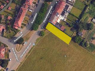 Bouwgrond te koop met een totale oppervlakte van 394m² voor halfopen bebouwing, vrij van aannemer en zonder enige bouwverplichting.Toegelaten...