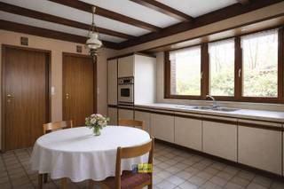 <p><span>Woning met 3 slaapkamers op toplocatie te Essen<br /><br />Locatie:</span><span><br />Deze woning is gelegen op een toplocatie te Essen, met scholen, winkels en openbaar vervoer vlakbij. De woning biedt een bewoonbare oppervlakte van 117m².</span><span><br /><br />Indeling:</span><span><br />Via de inkomhal heeft u toegang tot de gezellige leefruimte, aansluitend bevindt zich eetkamer. Verder is er een keuken.<br />Op het gelijkvloers vindt u daarnaast een apart toilet en de badkamer met zitbad, en ook een wasruimte.<br />De eerste verdieping telt 3 slaapkamers. Verder is er nog een zolder.<br />Buiten kunt u in alle rust genieten van de gezellige tuin. Als ook is er een ruime oprit met garage aanwezig.<br /></span><span><br />Troeven:</span><span><br />- 3 slaapkamers<br />- Ruime tuin<br />- EPC: 862 kWh/m² </span><span>(renovatie verplichting) </span><span><br /><br />Omschrijving:</span><span><br />Deze charmante woning combineert ruimte, comfort en een uitstekende ligging. Perfect voor wie op zoek is naar een warme thuis met voldoende plaats voor het hele gezin.</span><span><br /><br /></span><span>Interesse? Wees niet te laet en plan vandaag nog uw bezoek!</span></p><p><span> </span></p>