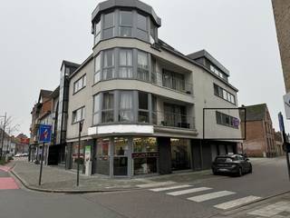 Kraaknet ruim appartement(±100m²) rustig gelegen aan de achterkant van het gebouw en op wandelafstand van Grote Markt. Groot, zonnig terras!...