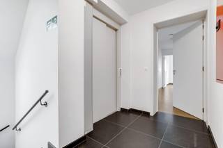 Instapklaar, energiezuinig 2 slaapkamer appartement met groot terras, bergplaats en staanplaats.Het appartement heeft een bewoonbaar oppervlakte van...