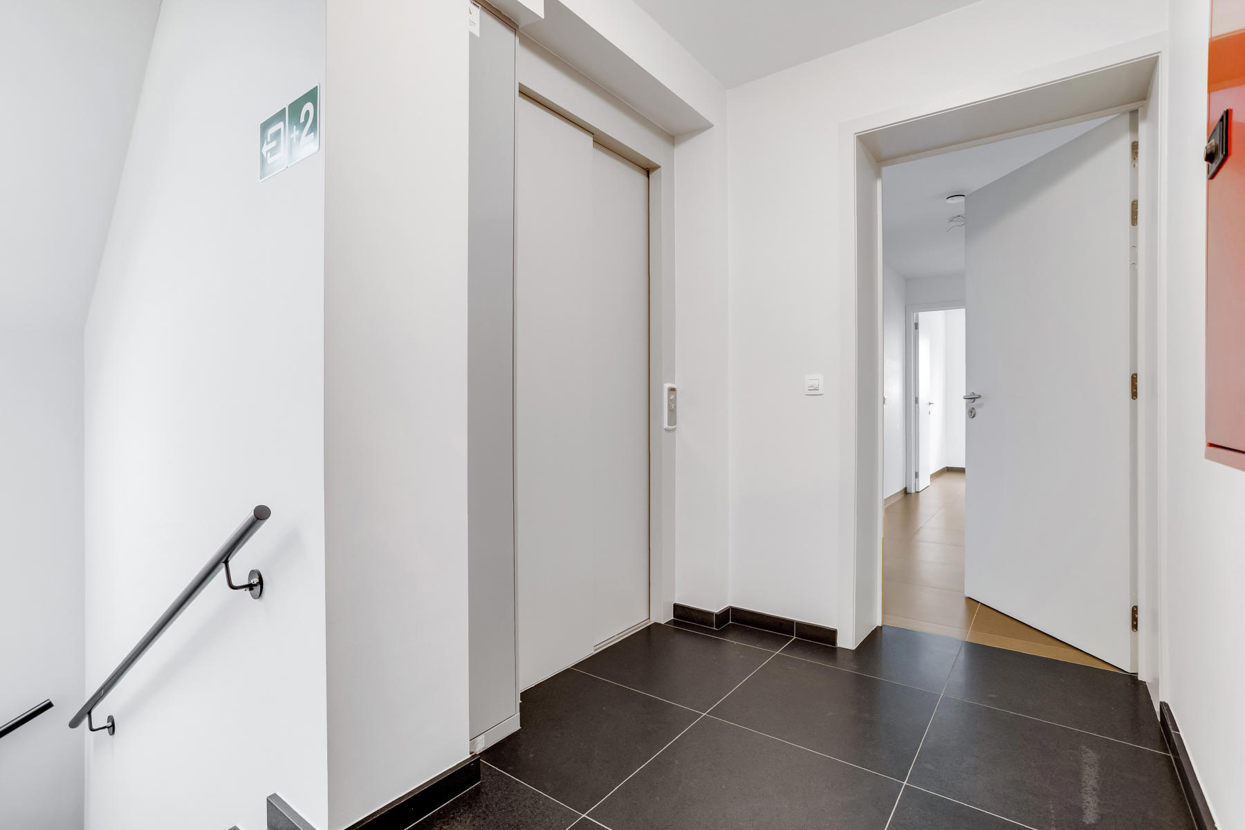 Instapklaar, energiezuinig 2 slaapkamer appartement met groot terras, bergplaats en staanplaats. - foto 2