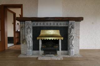 Deze woning aan de rand van Sint-Niklaas is goed gelegen aan invalswegen richting Gent, Antwerpen en Brussel. Het uitzicht op de velden benadrukt het landelijke karakter. Het perceel van meer dan 1000m2<sup> </sup>is aantrekkelijk voor wie van ruimte en groen houdt. De woning zelf dient volledig gerenoveerd te worden. Het gelijkvloers bestaat uit een inkomhal met toegang tot de kelder, een ruime keuken, woonkamer, toilet en achteraan een veranda. Op de eerste verdieping zijn 3 slaapkamers en een badkamer. Via een valtrap kan je naar de ruime zolder waar extra kamers gemaakt kunnen worden. Naast de woning bevindt zich een oprit die tot achter de woning loopt. Hier bevinden zich een aantal opslagruimtes/garages. Ben je op zoek naar een woning, rustig gelegen maar dichtbij het centrum met voldoende ruimte om te ontspannen, vraag dan zeker een bezoek aan!