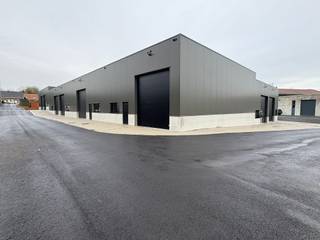 ALGEMEENDeze gloednieuwe bedrijfsunit maakt deel uit van een modern bedrijvenpark en combineert hoogwaardige materialen met een vlotte...