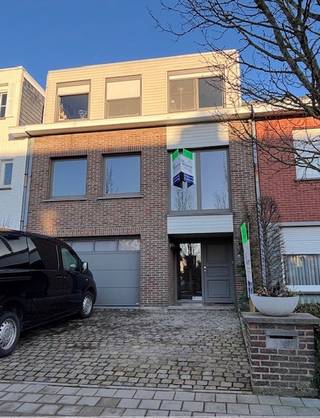 Residentieel gelegen woning (St- Pius-X wijk)met 3 slaapkamers, bureau, ruime garage, leuke tuin op wandelafstand van de...