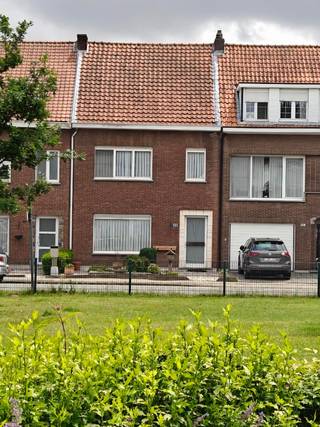 Ontdek deze ruime charmante woning met tuin en drie slaapkamers, gelegen op een perceel van 184m². <br /><br />Op het gelijkvloers vindt u een inkomhal met gastentoilet, een ruime leefruimte (8.40 x 4.20!), keuken en grote veranda met aan weerskanten ingemaakte maatkasten. Verzorgde tuin met tuinhuis en achteruitgang, makkelijk voor fietsen/vuilniscontainers/spelende kinderen.<br /><br />Op de eerste verdieping zijn er 3 slaapkamers (17/12/9m2) en een badkamer.<br />Dankzij de vaste trap naar de geïsoleerde zolder kan u makkelijk nog extra slaapkamers bijmaken.<br /><br />Ligging op 5min van de A12/E19/Noorderlaan en 50m van de fietsostrade, supermarkten in de buurt, kleuter/lagere school en bushalte op wandelafstand (Mobiscore 8.7). Vooraan open zicht op groen en speeltuin.<br /><br />Met wat moderniseringen kan deze woning zeker omgetoverd worden tot uw droomhuis. <br /><br />Maak snel een afspraak voor een bezoek en ontdek de mogelijkheden van deze woning!<br />(tel. 0473 66 27 34 - NL/FR/ENG)