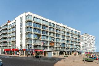 Op enkele stappen van het strand en het bruisende centrum van Sint-Idesbald bevindt zich dit ruime en lichtrijke 1-slaapkamerappartement. Geniet dagelijks van een prachtig lateraal zeezicht en de unieke kustsfeer.
<p>Dankzij de centrale ligging heeft u alles binnen handbereik: winkels, restaurants en het strand. Bovendien is er <strong>mogelijkheid tot aankoop van een staanplaats</strong>, wat extra comfort biedt in deze populaire badplaats.</p>
<p>Ideaal als tweede verblijf, investering of vaste woonst.<br /><br />Meer informatie? Contacteer ons op 058 51 92 95 of op simon@eraservimo.be</p>