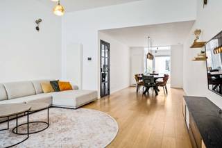 <p>Welkom op ’t Zuid, the place to be in Antwerpen! Deze prachtige gezinswoning bevindt zich op een bruisende locatie vlakbij de gegeerde Marnixplaats en wordt omringd door tal van populaire hotspots waaronder het Zuidpark, de Scheldekaaien, culturele trekpleisters, trendy bars én restaurants. Kortom een plek waar levensgenieters zich meteen thuis voelen!</p>
<p>Je komt binnen via de inkomhal die grenst aan een polyvalente ruimte, voorzien van een praktisch geïnstalleerde keuken, die je nog volledig naar hartenwens kan benutten. Via de schuifdeur stap je zo de overdekte stadskoer (23 m²) op, deze zalige buitenruimte vormt een plek waar rust en privacy gegarandeerd is. Verder is er op het gelijkvloers nog een badkamer voorzien met een douche en aansluitingen voor was- en droogmachine.</p>
<p>Op de eerste verdieping ontdek je de lichtrijke leefruimte welke baadt in het natuurlijk daglicht door de grote raampartijen. Aangrenzend heb je de moderne semi-open keuken die werd ingericht met een kookeiland en hoogwaardige toestellen. Deze ruimte geeft eveneens uit op een gezellig terrasje. Via de authentieke trap bereik je de bovenliggende verdiepingen waar er maar liefst 3 volwaardige slaapkamers (26 m², 25 m² & 12 m²) op je wachten. De tweede badkamer geniet van een unieke uitstraling dankzij het contract tussen marmeren-look wandtegels en robuuste zwarte accenten. Deze werd bovendien luxueus uitgerust met een vrijstaand bad, ruime inloopdouche, handdoekradiator en een dubbele lavabo in een trendy meubel.</p>
<p>Als kers op de taart vervolledigt de garage van 16 m² het geheel, een absolute troef in de levendige stad.</p>
<p><strong>Technische gegevens: Kelder en zolderruimte aanwezig! </strong>Centrale verwarming op gas via een condenserende ketel, voornamelijk HR-beglazing en dubbele beglazing in aluminium en PVC. <strong>Elektriciteit is conform! </strong></p>
<p><strong>Stedenbouwkundige inlichtingen en bodemattest in aanvraag. Asbestveilig (maar niet asbestvrij). Bevindt zich niet in een risicozone voor overstromingen (P- en G-score C). Renovatieverplichting niet van toepassing. Stedenbouwkundige overtredingen gekend. </strong></p>