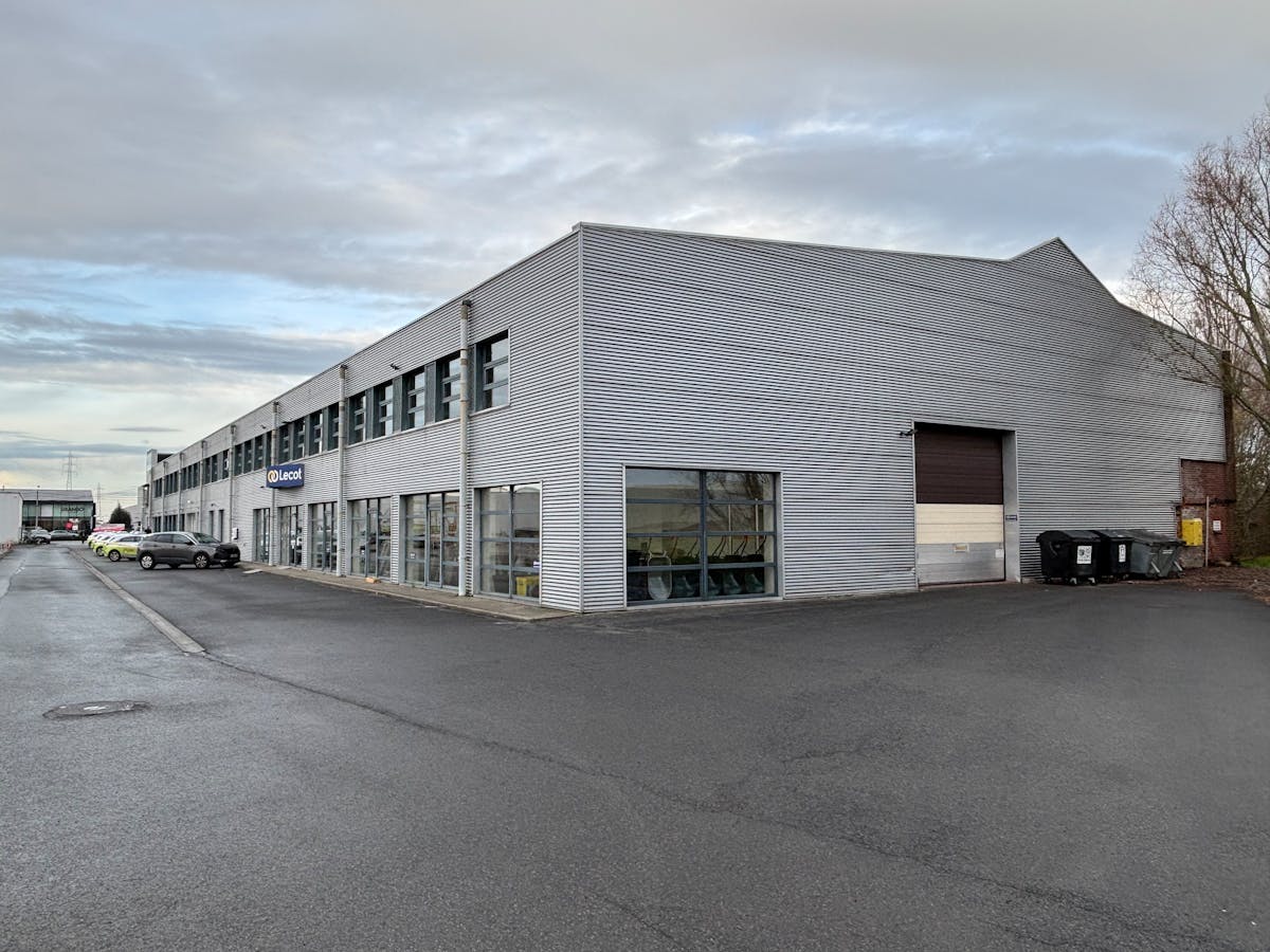 Entrepôt polyvalent/propriété commerciale d'environ 1 400 m² - photo 3