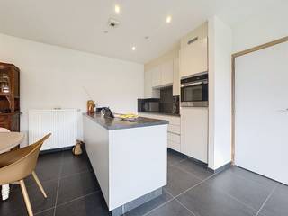 Instapklaar GELIJKVLOERS 2 slpk. appartement (98 m²) met tuin en GARAGE Indeling: Inkom, gastentoilet, ruime lichtrijke leefruimte (plaats salon en...