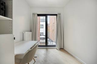 <span><span><strong>*Uniek investeringsvastgoed*</strong></span><br /><br />Aan de Stadsrand van de bruisende studentenstad Leuven namelijk op de hoek van de Naamsesteenweg met de Groenstraat kan je dit uniek opbrengstproject vinden. </span><span>Het pand is uiterst centraal gelegen, ideaal voor studenten zowel studerende in het centrum als de Campussen in Heverlee: Arenberg, UCLL, Sportkot... </span><span>Dit opbrengstpand </span><span>omvat 35 moderne entiteiten namelijk 31 kamers privatief sanitair en 4 studio's voorzien van al het nodige comfort en bemeubeling. </span><br /><br /><span>Alle entiteiten </span><span>kunnen indien gewenst voorzien worden van een verhuring.</span><span> Nettorendement 3,5%. Oplevering verbouwing start academiejaar 2024-2025.</span><br /><br /><span><strong>Wens je meer informatie? Dat kan ! Contacteer onze Expert Investeringsvastgoed: Jacky 0495 53 46 49 of jacky@connect-immo.be</strong></span><br /><br /><span>EPB Startverklaring!</span><br /><span>wg, gdv, gvkr, gvv</span>