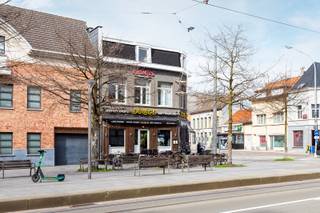 Op een uitstekende locatie aan het levendige Cogelsplein in Deurne bevindt zich dit veelzijdige handelshuis met tal van mogelijkheden. Het pand combineert een stabiele huuropbrengst met potentieel voor verdere ontwikkeling.<br /><br />Het gelijkvloers is momenteel ingericht als een goed draaiende horecazaak, met keuken en alle nodige voorzieningen. De zaak geniet van een vaste klantenbasis en is verhuurd met een lopend huurcontract tot en met mei 2028, wat zorgt voor een interessante en onmiddellijke opbrengst voor de investeerder. Bovendien is het pand volledig onderkelderd, ideaal voor stockage en praktische ondersteuning van de handelsactiviteit.<br />De eerste en tweede verdieping worden vandaag gebruikt als opslagruimte, maar bieden mogelijkheden om omgevormd te worden comfortabele woonst (mits het bekomen van de nodige vergunningen). <br />Troeven:<br />Topligging op het Cogelsplein<br />Verhuurde horecazaak met bewezen rendement<br />Huurzekerheid tot mei 2028<br />Mogelijkheid tot creëren van woonentiteit<br />Ideaal als investering<br /><br />Een unieke opportuniteit voor wie op zoek is naar een rendabele investering met bijkomende ontwikkelingsmogelijkheden op een commerciële toplocatie.<br /><br />Dit pand kan onderhevig zijn aan de renovatieverplichting die door de Vlaamse overheid wordt opgelegd voor residentiële gebouwen. Consulteer voor meer informatie de website van het Vlaams Energie- en Klimaatagentschap via https://www.vlaanderen.be/een-woning-kopen/renovatieverplichting-voor-residentiele-gebouwen-vanaf-2023.