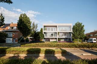 RIVERSIDE – Exclusief wonen met panoramisch uitzicht op het MAS en de Schelde<br /><br />Op een unieke hoeklocatie, recht tegenover de jachthaven en met frontaal zicht op het MAS, verrijst RIVERSIDE. Dit kleinschalige nieuwbouwproject combineert stijlvolle appartementen met ruime terrassen en split-level woningen met private tuinen.  <br /><br />Dankzij de topligging op de hoek van de Thonetlaan en Fromentinstraat geniet je van een adembenemend zicht op de skyline van Antwerpen, van het Havenhuis tot de Kathedraal en den Boerentoren. Bovendien is de stad vlot bereikbaar via invalswegen, de Waaslandtunnel, de voetgangerstunnel of De Waterbus, die je in 10 minuten naar het Steenplein brengt.  <br /><br />Omgeven door groen biedt RIVERSIDE tal van sport- en ontspanningsmogelijkheden: speeltuinen, tennis- en basketbalvelden, een skatepark en een openluchtzwembad. Op wandelafstand vind je het Sint-Annastrand en Strantwerpen, ideaal voor een hapje en een drankje met de voeten in het zand. Winkels en restaurants liggen eveneens vlakbij.  <br /><br />Bovendien voorziet het goedgekeurde RUP Sint-Anneke een uitbreiding van de jachthaven en een nieuwe wandeldijk, wat de locatie nóg aantrekkelijker maakt.  <br /><br />Mis deze kans niet en ontdek RIVERSIDE, waar luxe en rust samenkomen!  <br /><br />Neem contact met ons op voor meer uitleg over dit project.