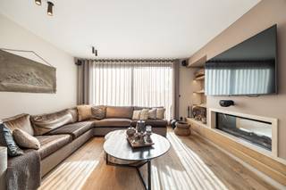 Op een vlot bereikbare locatie in Mol bevindt zich dit exclusieve duplexpenthouse. Met een bewoonbare oppervlakte van 224 m², een hoogwaardige afwerking en een prachtig uitzicht op de gemeenschappelijke tuin biedt dit appartement bijzonder veel wooncomfort.<br /><br />Het appartement is bereikbaar via een vaste trap of een lift die rechtstreeks in de woning uitkomt. De inkomhal met gastentoilet geeft toegang tot de gezellige zitruimte met een gashaard, die naadloos aansluit op de lichtrijke eetkamer. Aansluitend bevindt zich de volledig uitgeruste keuken met hoogwaardige toestellen en een praktische berging. Ook de masterbedroom met dressing en ensuite badkamer ligt op deze verdieping. Vanuit de eetkamer bereikt u het eerste terras, uitgerust met een overkapping, screens en infraroodverwarming.<br /><br />De bovenverdieping biedt tal van mogelijkheden. De ruime polyvalente ruimte is momenteel ingericht als gezellige zithoek met gashaard. Daarnaast is er een praktische kitchenette. Verder bevinden zich hier twee slaapkamers en een badkamer met inloopdouche en sauna. Vanuit de badkamer heeft u rechtstreeks toegang tot het tweede terras, waar u heerlijk kunt ontspannen in de jacuzzi. Beide terrassen zijn zuidoostgericht en bieden een prachtig uitzicht op de gemeenschappelijke tuin.<br /><br />In de kelder bevindt zich een dubbele garage met twee ruime autostaanplaatsen en een grote berging.<br /><br />Dankzij het energielabel A, de zonnepanelen en de airconditioning geniet u hier van energiezuinig en comfortabel wonen.<br /><br />Troeven:<br />- Twee ruime terrassen<br />- Jacuzzi en sauna voor extra ontspanning<br />- Dubbele garage en ruime berging<br />- Prachtige gemeenschappelijke tuin<br />- Energiezuinig (label A)<br />- Hoogwaardige afwerking