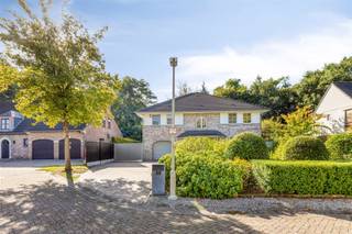 <p>Welkom thuis aan Jonkersaard 41. In een rustige, doodlopende straat in het centrum van Edegem ontdekt u deze ruime klassiek-landelijke villa. Met het park Romeinse Put letterlijk als achtertuin woont u hier omringd door groen, rust en privacy, met alle winkels, scholen en voorzieningen vlakbij.</p><p>Op een perceel van 688 m² biedt de villa maar liefst 322 m² bewoonbare oppervlakte. De lichtrijke leefruimte op franse eiken parket nodigt uit tot gezellige momenten en sluit mooi aan op de fraai aangelegde tuin en het zonnige terras. Van een ontspannen ontbijt buiten tot lange zomeravonden: hier geniet u in alle privacy en rust.</p><p>Zes slaapkamers met ingemaakte kasten, twee badkamers, een aparte douchekamer en drie toiletten geven ons alle ruimte. De volledig afgewerkte en geïsoleerde zolder van 30 m² biedt bovendien extra mogelijkheden.</p><p>Ook aan comfort is gedacht: 22 zonnepanelen, een recente hoogrendementsgasketel, energielabel B, airconditioning in de leefruimte en op de bovenverdieping, zonnewering (zuid en west) én een alarminstallatie.</p><p>De ruime dubbele garage met handige bergruimte en wallbox maakt het plaatje compleet. Op de oprit is plaats voor nog eens vijf wagens.<br />meer info vindt u via www.guldentopsvastgoed.be <br />Laat u verrassen door de charme en rust van deze bijzondere villa. Maak een afspraak voor één van onze eerste bezoekmomenten op zaterdag 17 oktober en kom zelf ervaren hoe fantastisch wonen hier kan zijn.</p>