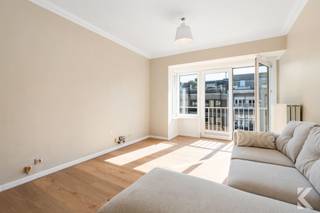 <p><strong>Appartement d'une chambre à coucher rénové et clé en main dans un endroit privilégié près de la plage</strong></p><p>À 3 minutes à pied de la plage ( !) et à proximité du centre d'<span>Ostende</span>, vous trouverez cet appartement bien entretenu.</p><p>L'appartement est situé au 6ème et dernier étage (avec ascenseur), vous êtes donc tranquillement au-dessus de tout le reste.</p><p>L'appartement dispose d'une chambre à coucher lumineuse avec des vues ouvertes (même un grand aperçu de la mer !) avec un beau balcon et beaucoup d'espace de rangement, un salon spacieux et une cuisine pratique avec connexion au salon, de beaux planchers en bois et des fenêtres de qualité (EPC B). Il y a également une salle de bain avec baignoire-douche, de nombreux placards dans le hall d'entrée et un grand espace de rangement au sous-sol.</p><p>Situé dans un immeuble bien entretenu dans un emplacement central.</p><p><strong>Idéal comme investissement ou résidence secondaire.</strong></p><p><strong>Plus d'infos ou une visite ? </strong><br />karel@roetsvastgoed.be<br />0470342025</p>