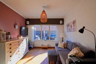 Bent u op zoek naar een centrum gelegen gezinswoning (4-5slpk.) waar u werkelijk alles op wandelafstand heeft? Dan is deze gezinswoning waarin de gezelligheid troef is misschien wel uw ding? Deze woning is recent aangepakt qua energie en look. De gehele achtergevel en de dakgoten zijn opnieuw ingepakt en voorzien van isolatie met crepi. Daarnaast is de woning voorzien van nieuw hoogwaardig schrijnwerk en zonnepanelen (met groenestroomcertificaten tot 2030!). <br />Binnen vinden we een gezellige leefruimte voorzien van parket die naadloos overloopt in een lichtrijke leef keuken & veranda waar het heel leuk vertoeven is. <br />Verder geeft deze ruimte toegang tot de ruime badkamer, kelder en dit met zicht op de onderhoudsvriendelijke stadstuin die voorzien is van 100% privacy, een ruim terras, een vijvertje en de toegang naar de garage die ideaal is voor het plaatsen van de fietsen, de auto en extra bergplaats. <br />Op de eerste verdieping zijn 3 slaapkamers en een vaste trap die toegang geeft naar nog 2 extra slaapkamers. Kortom deze gezinswoning heeft werkelijk alles en meer in huis voor een comfortabel gezinsleven. Kom dus zeker eens vrijblijvend een kijkje nemen en u zal snel merken dat het hier heel aangenaam wonen zal zijn. <br />Extra troef: hier kan u aankopen als enige woning aan 2% registratie. Bel of mail vandaag nog voor uw afspraak naar info@rosiersderidder.be of 052/41.41.94<br />referentie: 5633