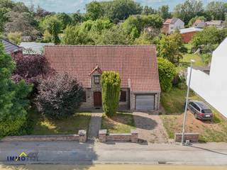 Deze vrijstaande woning beschikt op het gelijkvloers over een inkomhal met gastentoilet, een ruime en lichtrijke woonkamer met eetplaats,...