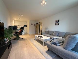 Op een uiterst gunstige ligging in Sint-Michiels vindt u dit gelijkvloers 1-slaapkamerappartement met EPC-label A. Verschillende winkels, het Brugse stadscentrum, het station en verschillende invalswegen bevinden zich in de nabije omgeving. <br />Het appartement omvat inkom met gastentoilet, leefruimte met toegang tot het zeer ruim en zonnig terras, open en geïnstalleerde keuken, berging, slaapkamer en badkamer voorzien van wastafel en douche. Kostprijs: 775 euro/maand + 65 euro/maand gemeenschappelijke kosten.<br />Mogelijkheid om garagebox bij te huren voor 85 euro/maand. Beschikbaar: 1 juli 2026.<br /><br />Voor meer info of een bezoek ter plaatse bel Gaëlle op het nummer 0479 17 17 17