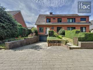 Uitstekend gelegen en volledig gerenoveerde woning met 3 slaapkamers en prachtige tuin! Gelijkvloers: ruime inkomhal (+/-17) met apart toilet...
