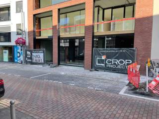 <div>Handelspand te huur in een kleinschalig kwalitatief hoogstaand nieuwbouwproject 'Villa Allegro'.<br /><br />Dit veelzijdige commerciële gelijkvloers bevindt zich op een toplocatie in het centrum met horeca, cultuur, sport, scholen en openbaar vervoer in de directe nabijheid. Er is vlotte parkeergelegenheid in de directe omgeving (Rameplein, Kortrijkstraat,...)<br /><br />Casco+ afwerking inbegrepen<br /><br />Het handelspand wordt opgeleverd met een kwalitatieve Casco+ afwerking, waarbij volgende voorzieningen inbegrepen zijn:<br /><br />Volledige elektrische installatie, inclusief brandalarm en databekabeling.<br />Energiezuinige vloerverwarming via warmtepomp, gecombineerd met een ventilatiesysteem.<br />Pleisterwerken, vloerisolatie en chape.<br />Akoestisch systeemplafond met geïntegreerde basis LED-verlichting.<br />Stijlwanden en binnendeuren.<br />Technische berging.<br />Afgewerkte sanitaire ruimte met toiletten en sanitaire toestellen.<br />Achteraan een keukenruimte met wandkeukenmeubilair.<br /><br />Het handelspand beantwoordt aan de meest recente energetische normen.<br /><br />Er kunnen twee nevenliggende parkeerplaatsen gehuurd worden. <br /><br />Bespreking met de bouwheer/verhuurder naar verdere afwerking is mogelijk.</div>