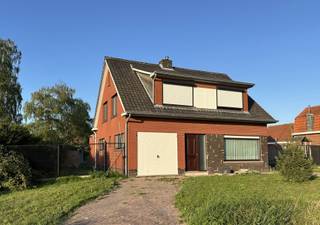 Ontdek deze open bebouwing uit 1964 op een perceel van maar liefst 1.470m², gunstig gelegen op enkele minuten van het centrum van...