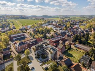**6%BTW**Dit stijlvolle appartement maakt deel uit van het unieke woonproject Valléa. Hier geniet u van een perfecte balans tussen rust, natuur en modern wooncomfort. Het appartement bevindt zich op de eerste verdieping van een kleinschalige residentie en heeft een bewoonbare oppervlakte van ruim 110m². Het appartement kenmerkt zich door de vele raampartijen die zorgen voor veel natuurlijke lichtinval. De open keuken wordt naar eigen smaak afgewerkt en loopt naadloos over tot de leefruimte. Aansluitend aan de leefruimte vindt u een overdekt terras van 7,50m². Verder omvat dit energiezuinige appartement een badkamer met keuze tussen inloopdouche of ligbad, een apart gastentoilet, een praktische bergruimte en drie volwaardige slaapkamers. De doordachte architectuur zorgt voor een optimaal ruimtegebruik met een moderne en exclusieve uitstraling. Met innovatieve technieken zoals een geothermische warmtepomp en zonnepanelen voldoet het aan de strengste normen op vlak van energiezuinigheid. Valléa combineert hedendaagse architectuur met een kleinschalige, exclusieve opzet. Geschikt voor zowel eigen bewoning als interessante investeringsopportuniteit. Wilt u meer weten? Plan uw werfbezoek of vraag meer informatie aan via Info@homies.be of 016 22 82 22.