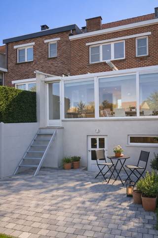 Gezinswoning met 3 slaapkamers en zonnige veranda<br /><br />Instapklare, volledig gerenoveerde woning met EPC B in een rustige, goed bereikbare buurt<br /><br />Op zoek naar een woning waar je meteen kan intrekken, met ruimte, licht en een aangename tuin? Dan is deze volledig gerenoveerde woning precies wat je zoekt.<br /><br />Gelegen in een rustige buurt, op korte afstand van supermarkten, winkels, scholen en tal van ontspanningsmogelijkheden, geniet je hier van het beste van twee werelden: comfortabel wonen én een uitstekende bereikbaarheid. Met vlot openbaar vervoer naar het centrum van Gent en het station, én snelle verbindingen via E40, E17 en R4, is deze ligging bijzonder praktisch.<br /><br />Binnen word je verwelkomd in een ruime en lichtrijke leefruimte, die naadloos overgaat in de eetkamer en de volledig ingerichte keuken. Aansluitend bevindt zich de veranda met elektrische zonnewering, een heerlijke extra leefruimte met zicht op het terras en de tuin — de perfecte plek om tot rust te komen.<br /><br />Op de verdieping bevinden zich drie volwaardige slaapkamers, elk voorzien van elektrische rolluiken, een laminaatvloer en ingemaakte kasten. De badkamer is praktisch en comfortabel ingericht met een dubbele lavabo, douche en toilet.<br /><br />Via een schuiftrap bereik je de grote, geïsoleerde zolder — ideaal als extra bergruimte of potentieel voor verdere invulling.<br /><br />Een absolute troef van deze woning is de volledig onderkelderde ruimte (ca. 65 m²), afgewerkt met een duurzame epoxyvloer. Deze biedt tal van mogelijkheden: garage, wasruimte, opslag of hobbyruimte.<br /><br />Kortom, een verzorgde en veelzijdige woning met veel ruimte en mogelijkheden, ideaal voor wie comfortabel wil wonen op een strategische locatie.<br /><br />Interesse? Kom de woning zelf ontdekken tijdens de kijkdagen:<br />• Zaterdag 25/04 van 10u tot 15u<br />• Zondag 26/04 van 11u tot 13u<br /><br />(Bezoeken enkel op afspraak via telefoon)<br /><br />Geen Immo kantoren