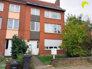 <p><span>This great ground-floor apartment is located in a quiet residential neighborhood.</span></p><p><span>Public transportation and schools are within walking distance.</span></p><p><span> </span></p><p><span>Layout:</span></p><p><span>We enter the apartment through the entry hall, from which all rooms are accessible.</span></p><p><span>The living area is located at the front of the property and overlooks the green front yard.</span></p><p><span>The two bedrooms are located on the side of the apartment and are equipped with electric roller shutters, just like the other rooms in the apartment.</span></p><p><span>The kitchen is located at the rear of the apartment and is equipped with a stove with an exhaust hood, sink, dishwasher, and refrigerator. There is space for an oven and a separate corner for the washer and dryer.</span></p><p><span>The bathroom is centrally located in the apartment and includes a sink, shower, and toilet.</span></p><p><span> </span></p><p><span>The backyard has a gate so that bicycles can be safely stored in the garden if desired.</span></p><p><span>Finally, there is a convenient storage area in the basement.</span></p><p><span> </span></p><p><span>Useful information:</span></p><ul><li><span>Availability: immediately</span></li><li><span>Common expenses: €30 (water usage allowance, timer)</span></li><li><span>Rental deposit: 3 months</span></li><li><span>Location description: €225 per lot</span></li><li><span>EPC rating: D</span></li></ul><p><span> </span></p><p><span>SCHEDULE YOUR OWN APPOINTMENT NOW USING OUR ONLINE MODULE</span></p><p><span>Go to the property listing on our website <span>www.habicom.be</span></span><span> and then click the pink button</span><span> 'SCHEDULE A VISIT'.</span></p><p><span> </span></p><p><span> </span></p>