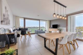 <span><span>Idyllisch gelegen langs de Handzamevaart, nabij de monding met de IJzer en op wandelafstand van de jachthaven van Diksmuide, bevindt zich dit <strong>verfijnde penthouse appartement</strong>,<strong> </strong>zich situerend<strong> </strong>op de vijfde verdieping van residentie 'Yserdycke Midden & Zuid'. Een uitzonderlijke ligging waar rust, water en natuur harmonieus samenvloeien met de nabijheid van het levendige stadscentrum.<br /><br />Dit <strong>architecturaal doordacht geheel</strong>, gerealiseerd door het gerenommeerde bureau <strong>Govaert & Vanhoutte</strong>, werd opgericht in <strong>2007</strong> en onderscheidt zich door zijn <strong>tijdloze vormgeving </strong>en<strong> hoogwaardige afwerking</strong>.<br />Dankzij de royale raampartijen, in <strong>tropisch hardhout</strong>, baadt de leefruimte in natuurlijk licht. Het creëert een gevoel van een naadloze overgang tussen de binnenruimte en het exterieur. Met een bewoonbare oppervlakte van 86 m², biedt het appartement u een elegante leefruimte met open keuken aansluitend op de <strong>twee terrassen, elk met een eigen oriëntatie</strong>, zodat u op elk moment van de dag kan genieten van zon en rust. De <strong>panoramische vergezichten</strong> zijn ronduit indrukwekkend en strekken zich uit over de polders van Beerst-Blote, de iconische IJzertoren en het charmante stadscentrum van Diksmuide.<br /><br />De indeling van de ruimtes is als volgt: inkom- en nachthal - lichtrijke leefruimte met open, volledig ingerichte keuken - praktische berging met wasruimte - apart gastentoilet - <strong>twee slaapkamers</strong>, waarvan één met ingemaakte kasten - badkamer uitgerust met dubbele lavabo en ligbad.<br /><br />De twee terrassen vormen een volwaardige verlenging van de leefruimte en bieden telkens een andere beleving van zon en uitzicht.<br /><br /><u>Enkele troeven:</u></span></span>
<ul>
<li><span><span>Uitmuntende locatie met prachtig zicht, nabij het stadscentrum van Diksmuide;</span></span></li>
<li><span><span>Energiezuinig karakter (<strong>energielabel </strong>B);</span></span></li>
<li><span><span>Gebruik van duurzame en kwalitatieve materialen;</span></span></li>
<li><strong><span><span>Mogelijkheid tot aankoop van de ondergrondse garage n°110 (prijs op aanvraag).</span></span></strong></li>
</ul>
<span><span> Dit penthouse belichaamt een zeldzame combinatie van architecturale klasse, wooncomfort en een unieke omgeving. Een uitgelezen kans voor wie op zoek is naar een exclusieve woonbeleving met adembenemende uitzichten.<br /><br />Contacteer ons voor een bezoek en ervaar zelf de charme en elegantie van dit uitzonderlijke aanbod. Bel Diksimmo op het nummer <strong>051 50 11 5</strong>1 of mail naar diksmuide@diksimmo.be.</span></span>